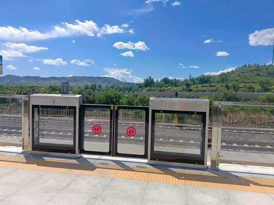 Καλή τιμή Αυτόματη συρόμενη πόρτα πλάτους 2m έως 10m για ελεγχόμενη πρόσβαση σε διάφορες εγκαταστάσεις σε απευθείας σύνδεση